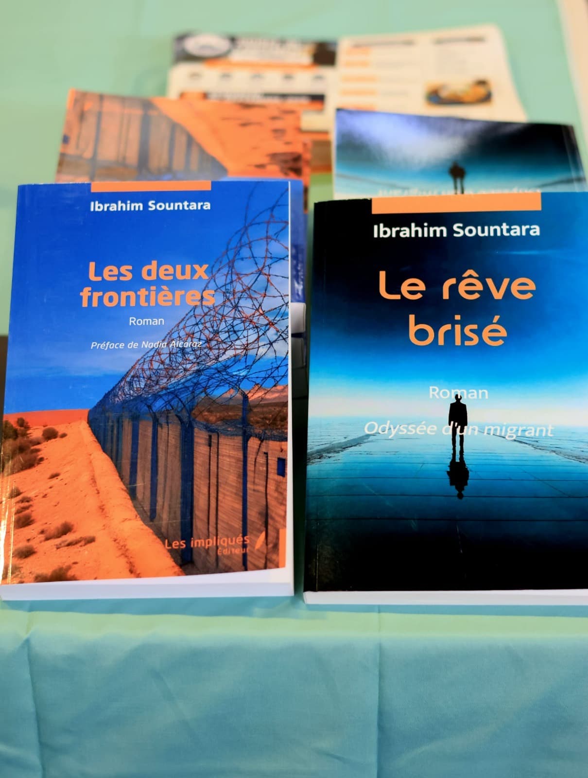Les romans « Les deux frontières » et « Le rêve brisé » d'Ibrahim Sountara présentés sur la table du stand