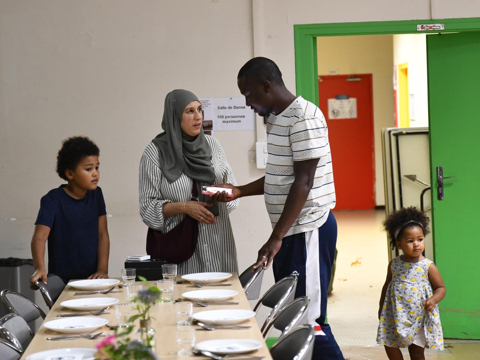 Échange entre participants, en famille, autour des tables dressées
