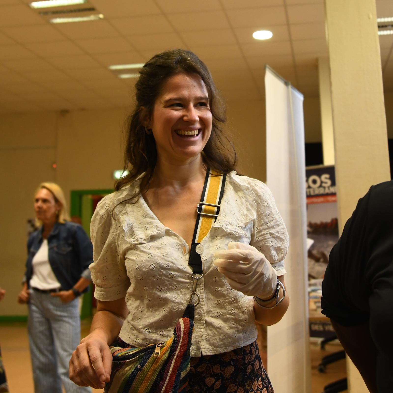 Une bénévole, tout sourire, pendant l'accueil du public