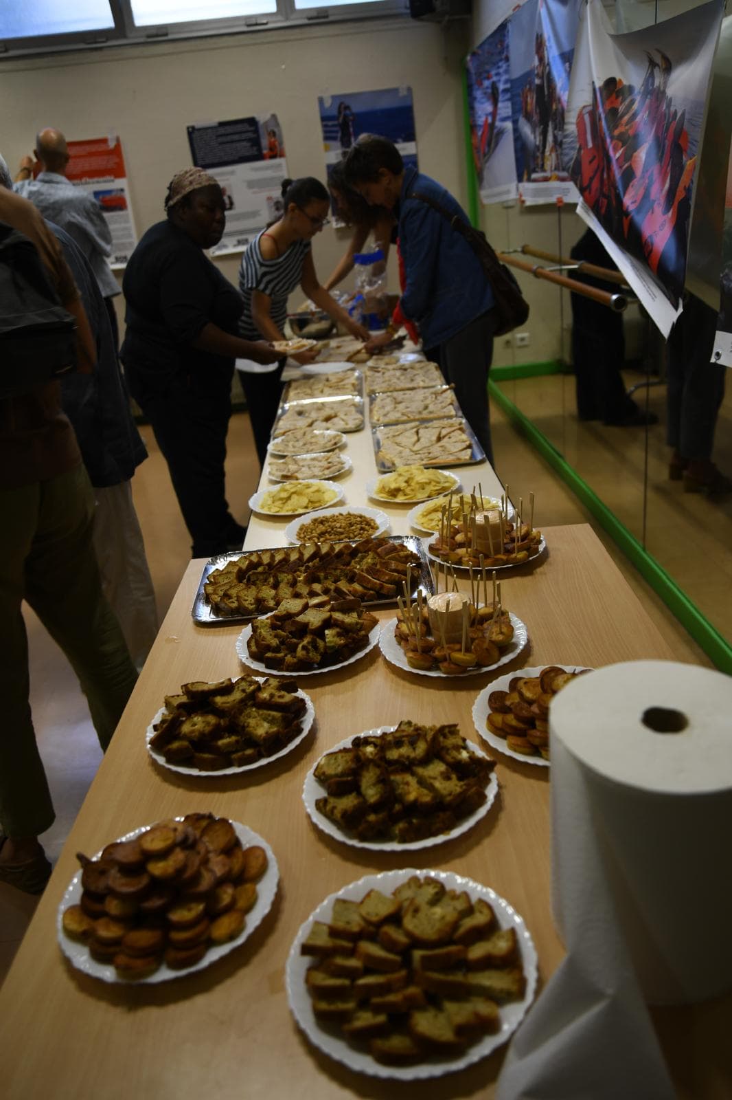 La table du buffet garnie de cakes, de mini-gâteaux et de chips, prête à accueillir le public