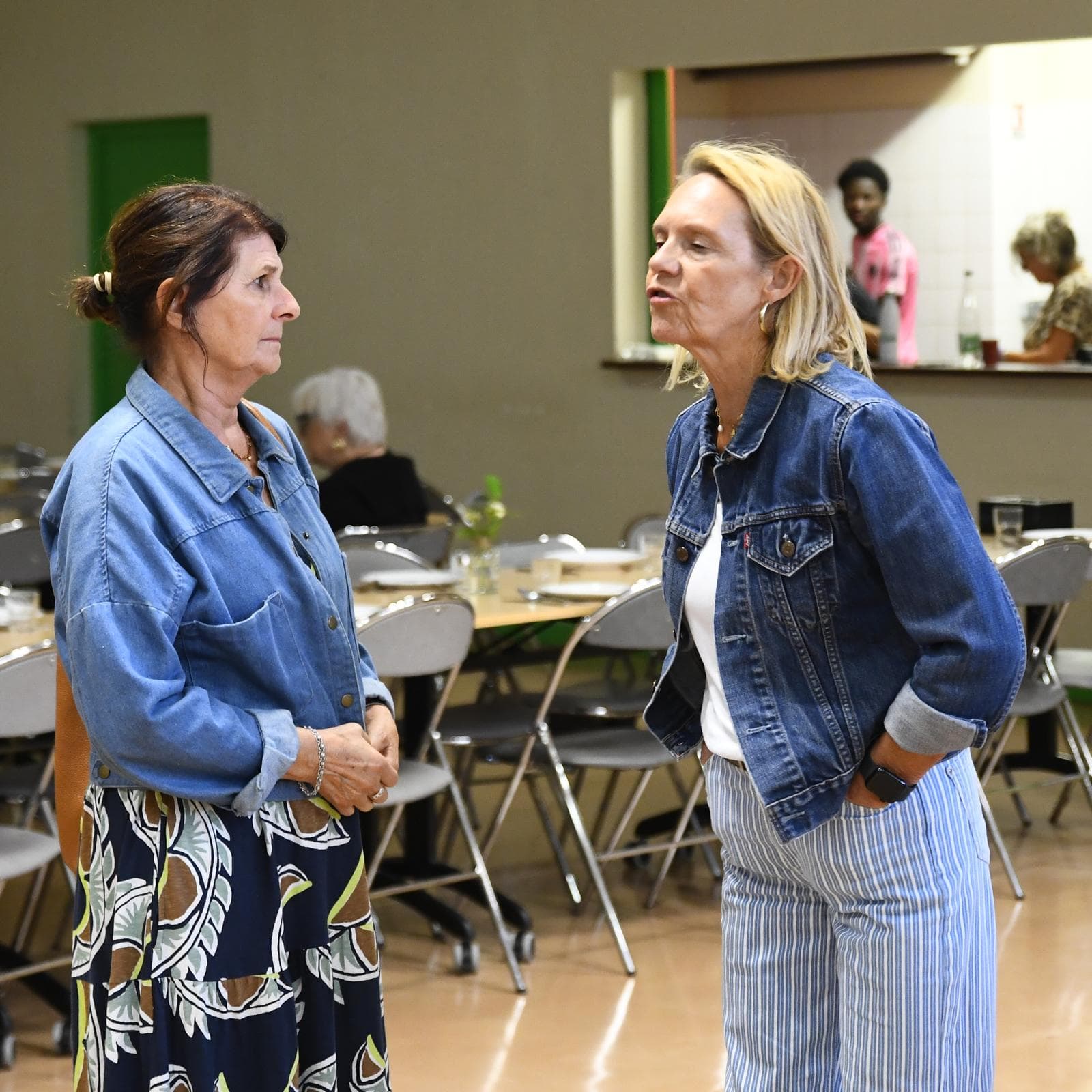 Deux participantes en conversation dans la salle du dîner