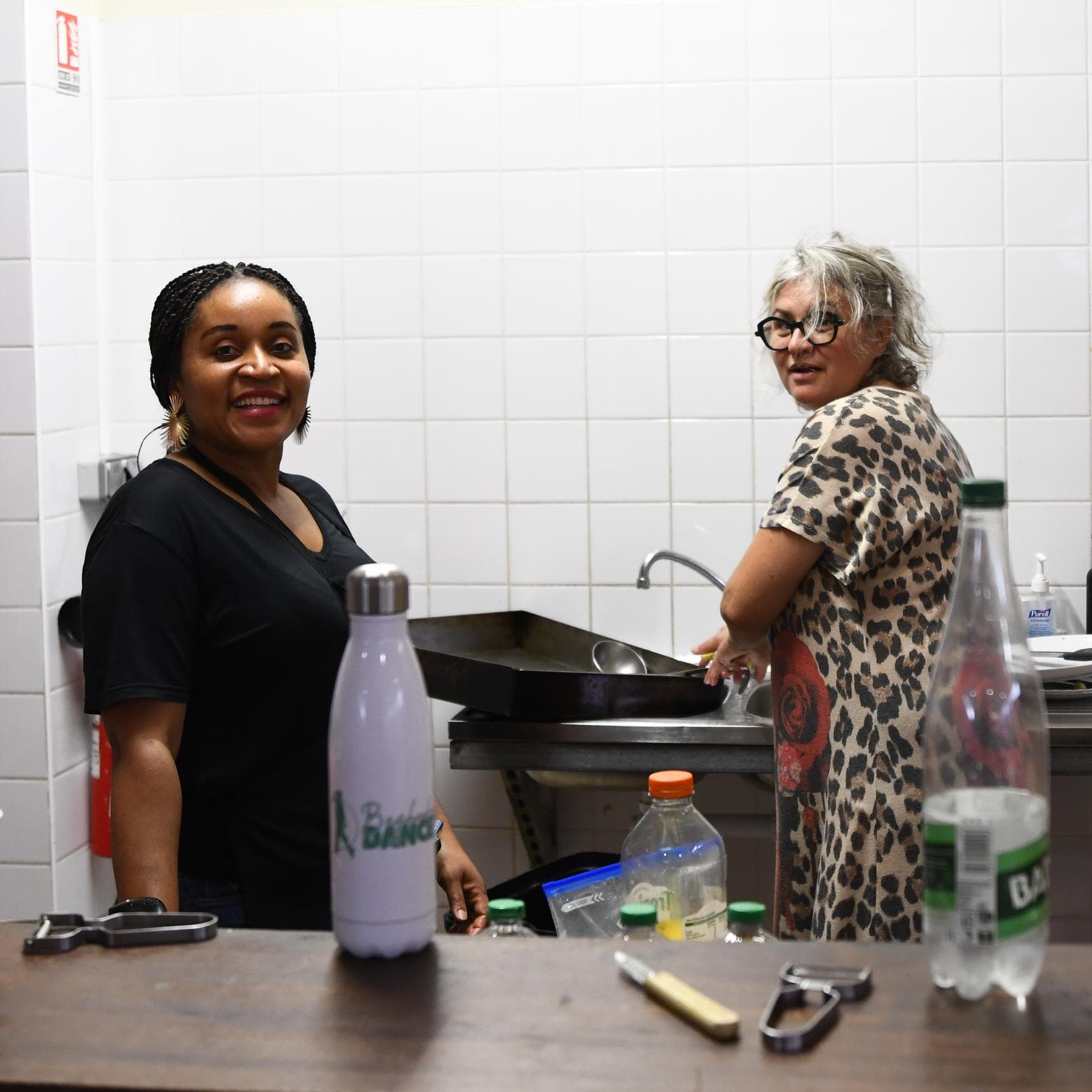 L'équipe de la cuisine, souriante, entre deux préparatifs