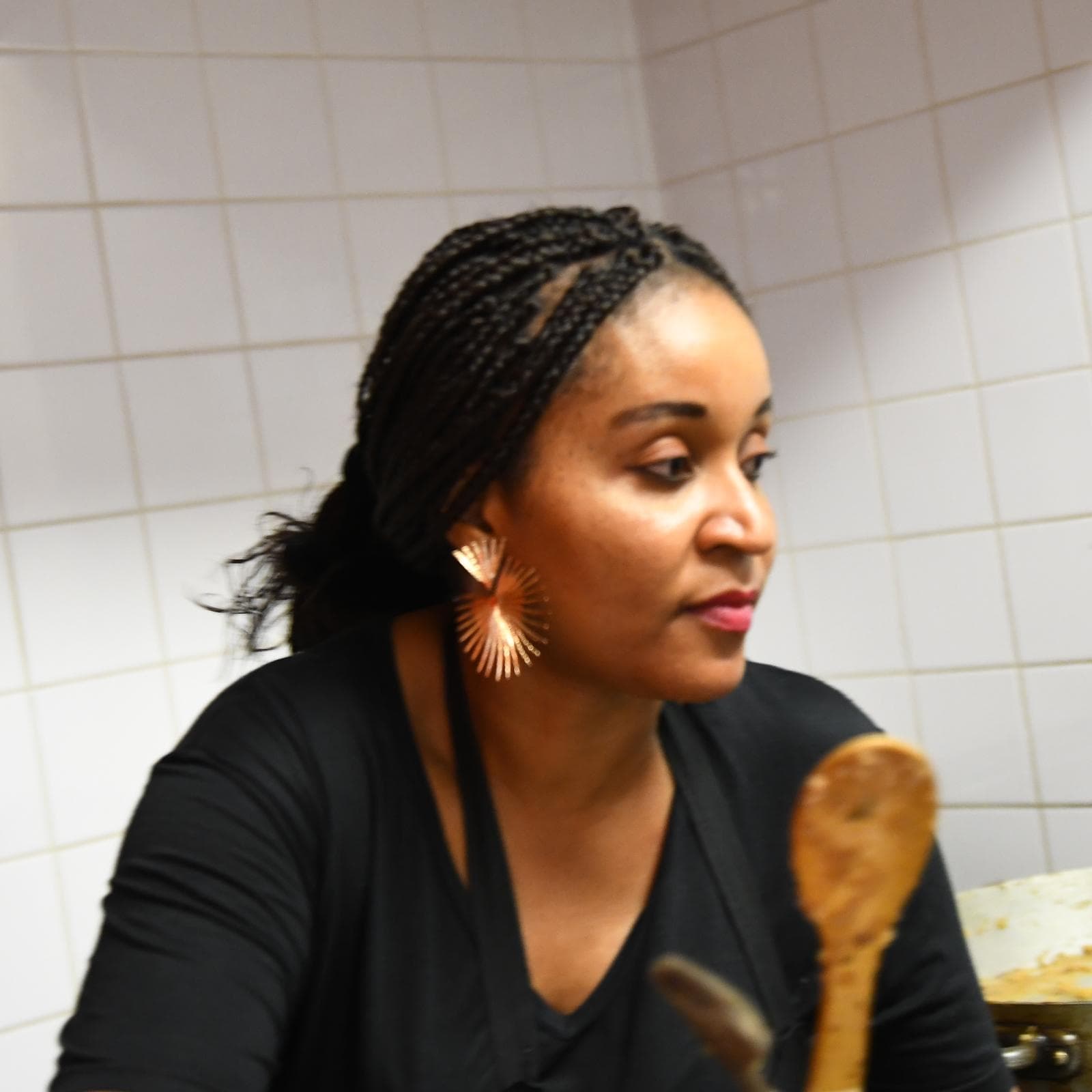 Une bénévole en cuisine pendant la préparation du dîner