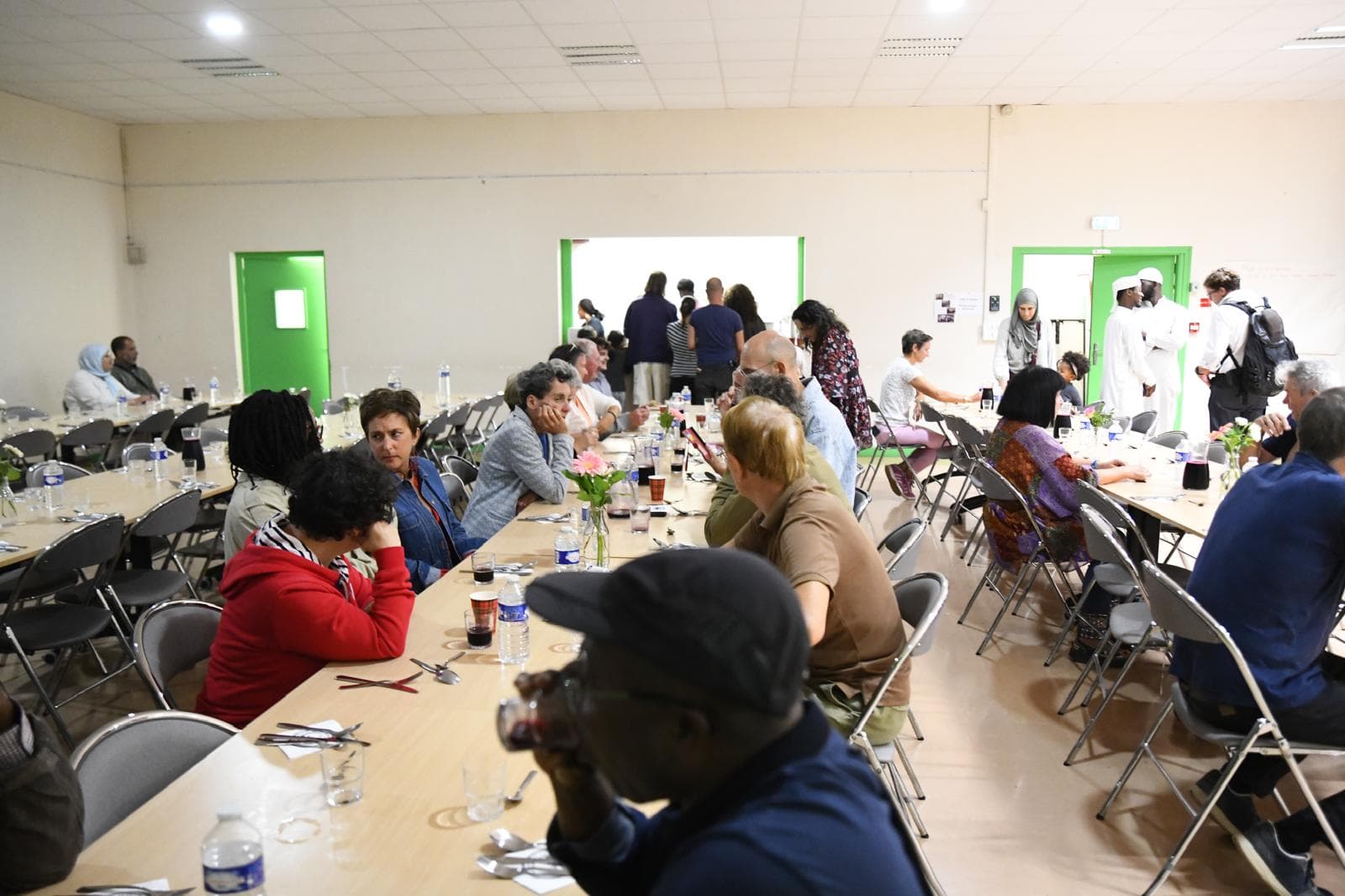 Le dîner partagé en fin de soirée, autour des grandes tablées