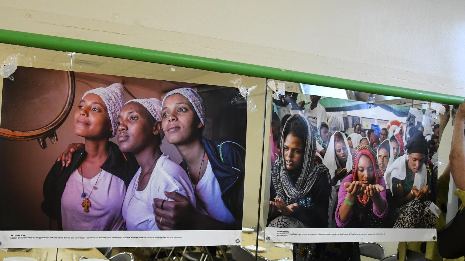 Deux photographies de l'exposition consacrée au sauvetage en mer, présentées dans la salle du dîner