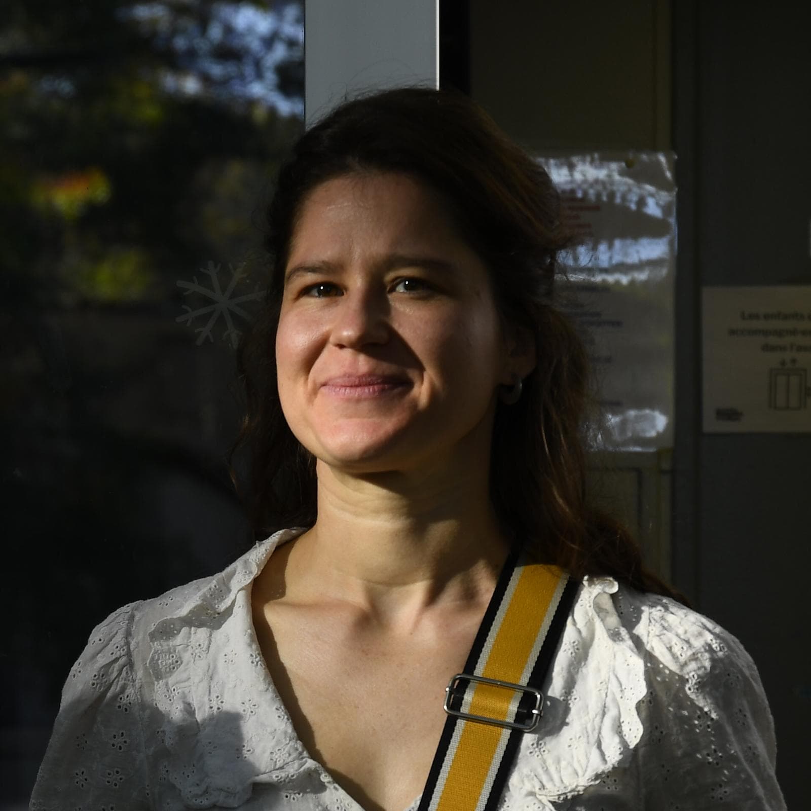 Portrait d'une bénévole dans la lumière de fin de journée