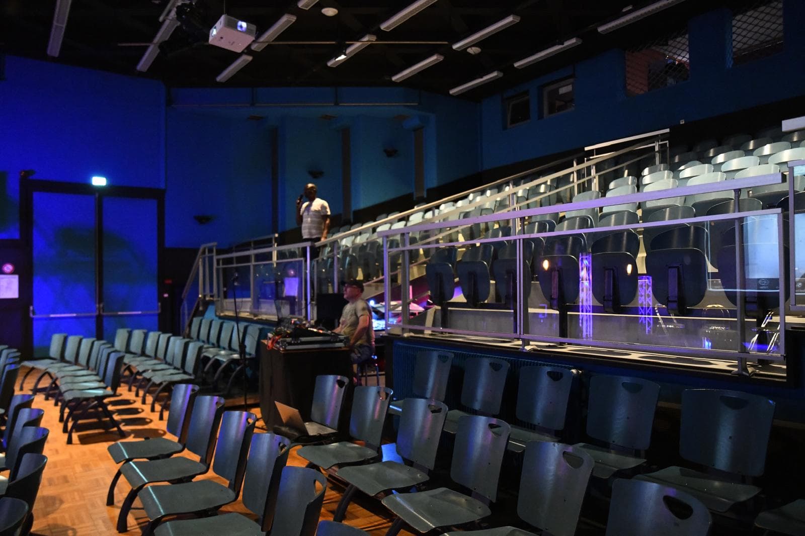 La salle de spectacle de la Maison de Quartier de Villejean, derniers réglages avant l'arrivée du public