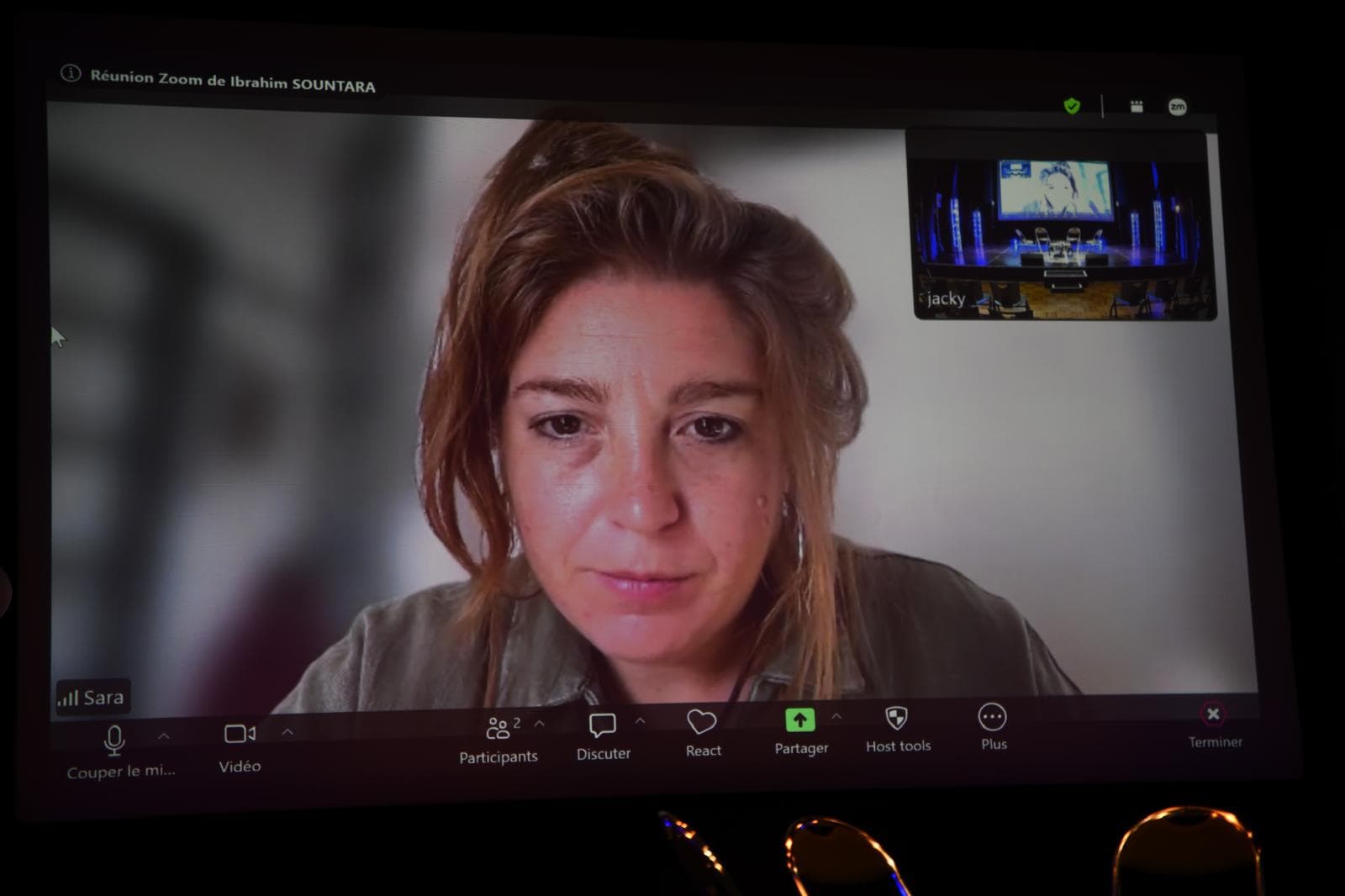 Sara Creta à l'écoute des questions de la salle