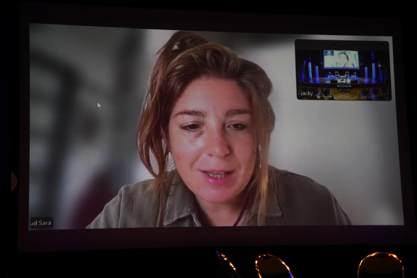 La réalisatrice Sara Creta répond aux questions du public en visioconférence