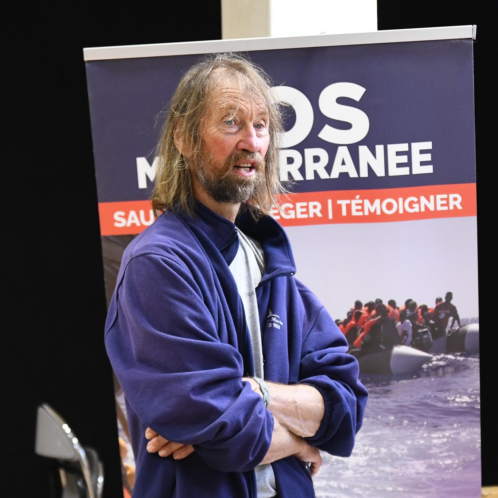 Un bénévole de SOS Méditerranée présente les actions de sauvetage en mer