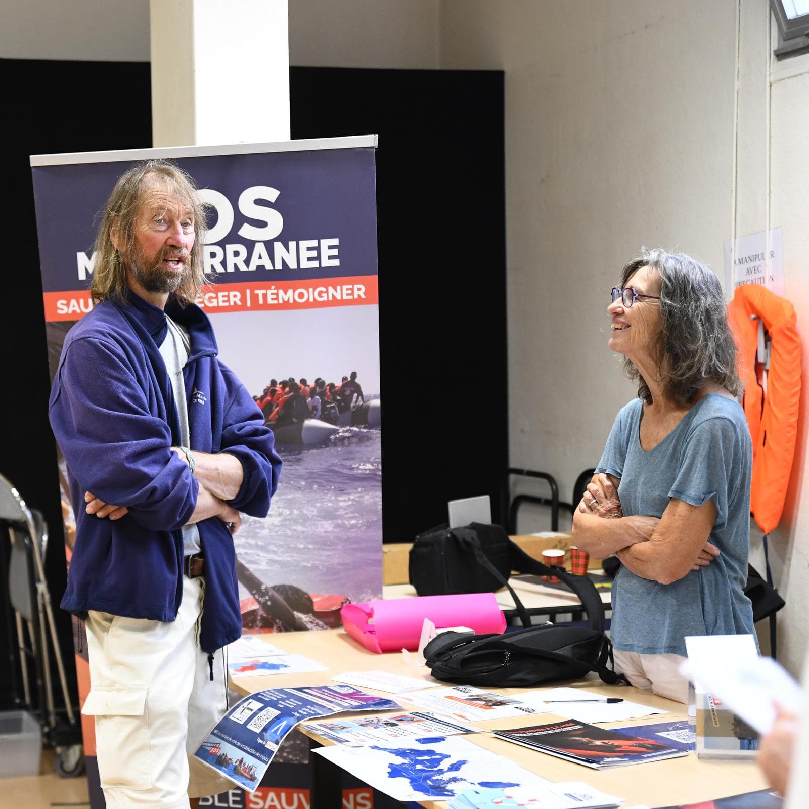 Échange souriant au stand de SOS Méditerranée, présent pour la soirée