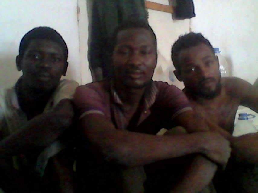 Ibrahim SOUNTARA, au centre, avec deux autres détenus dans un centre de détention en Libye, juin 2016